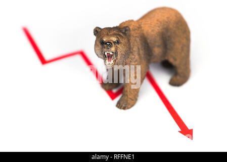 Stock Crash mit roten Diagramm gezogen und Bär Bild auf weißem Hintergrund. Bearish Markt Konzept. Stockfoto
