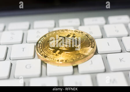 Bitcoin crypto Münze auf eine minimalistische weiß Computer Tastatur platziert Stockfoto
