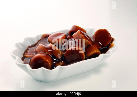 Currywurst. Traditionelle deutsche Küche mit Würstchen und Curry. Sehr Gewürze Stockfoto