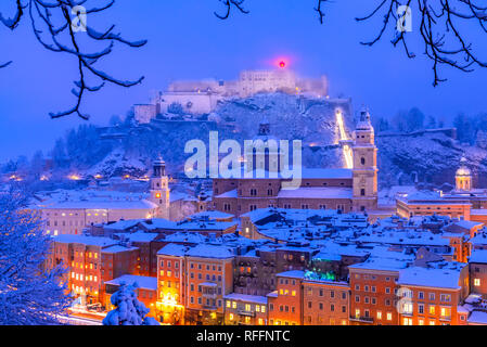 Salzburg, Österreich: schweren Schnee auf die historische Stadt Salzburg mit berühmten Festung Hohensalzburg und Salzach im Winter Stockfoto