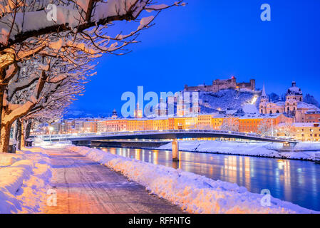 Salzburg, Österreich: Winter Überblicküber die historische Stadt Salzburg mit berühmten Festung Hohensalzburg und Salzach Stockfoto