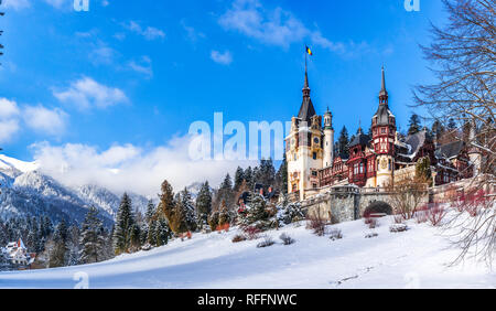 Sinaia, Rumänien: Schloss Peles in einem schönen Tag der Winter Stockfoto