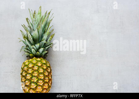 Ananas auf hellen Hintergrund Flachbild-legen. Tropische Früchte. Nützliche natürliche organische Nahrung. Eine ganze Objekt. Im minimalistischen Stil. Ansicht von oben Stockfoto