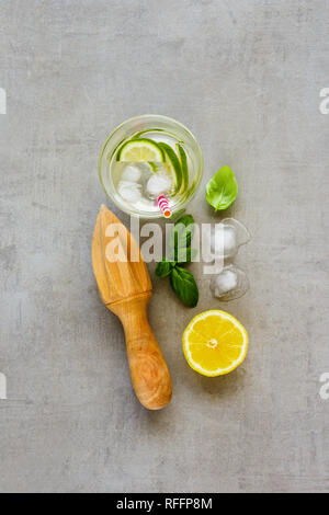 Gesunde hausgemachte Limonade Flachbild-legen. Sommer erfrischenden Cocktail trinken mit Kalk Top View Stockfoto