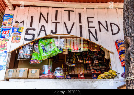 Santa Catarina Palopo, Atitlan See, Guatemala - Dezember 29, 2018: Blick durch Fenster öffnen von winzigen Store in der Stadt am See, Lake Atitlan Stockfoto