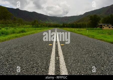 Szenen aus dem Laufwerk, bis die Mackay Eungella Straße nach dem 2018 Eungella Buschfeuer, Queensland, Australien Stockfoto