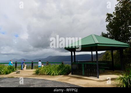 Szenen aus dem Laufwerk, bis die Mackay Eungella Straße nach dem 2018 Eungella Buschfeuer, Queensland, Australien Stockfoto