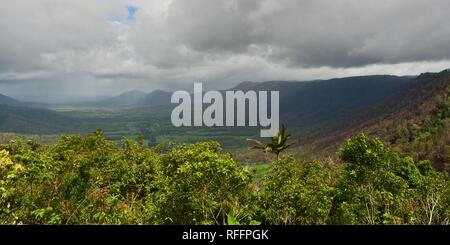 Szenen aus dem Laufwerk, bis die Mackay Eungella Straße nach dem 2018 Eungella Buschfeuer, Queensland, Australien Stockfoto