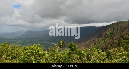 Szenen aus dem Laufwerk, bis die Mackay Eungella Straße nach dem 2018 Eungella Buschfeuer, Queensland, Australien Stockfoto