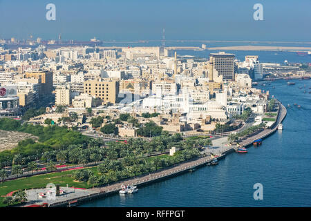 Eine Luftaufnahme des Dubai Creek und der alte Kaufmann Quartal Bastikiya. Stockfoto