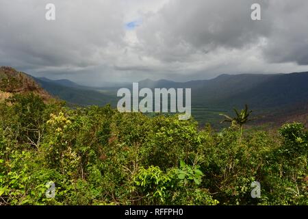 Szenen aus dem Laufwerk, bis die Mackay Eungella Straße nach dem 2018 Eungella Buschfeuer, Queensland, Australien Stockfoto