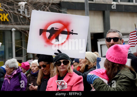 Anti Gun Schild am März der Frauen in der 6. Avenue in Midtown, Manhattan, USA Am 19. Januar 2019 Stockfoto