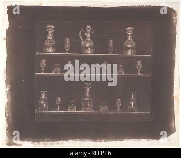 Artikel von Glas. Künstler: William Henry Fox Talbot (Briten, Dorset 1800-1877 Lacock). Abmessungen: 13,2 x 15,1 cm. (5 3/16 x 5 15/16 in.). Datum: vor Juni 1844. Still-leben Maler häufig enthalten geschliffenes Kristall oder Glaswaren in ihre kunstvollen Obst oder Blume Kompositionen (53.111), teilweise als Demonstration der virtuose Technik - um ein transparentes Objekt, nur sichtbar als reflektiert und Gebrochenes Licht malen, eine besondere Herausforderung und, wenn erfolgreich, besondere Freude für den Zuschauer bringt. Talbot, in der Platte 4 Der Bleistift der Natur scheint zu sagen, "auf das, was das neue Medium ph Schauen Stockfoto