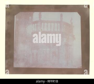 Nach oben Sharington's Tower, Lacock Abbey, vom Dach über dem südlichen Galerie genommen. Künstler: William Henry Fox Talbot (Briten, Dorset 1800-1877 Lacock). Abmessungen: Bild: 5 13/16 x 7 1/16-in. (14,7 x 17,9 cm), unregelmäßig getrimmt Blatt: 7 5/16 x 8 7/8 in. (18,6 x 22,6 cm), unregelmäßig getrimmt. Datum: 14. Oktober 1840. Talbots frühesten Kamera Bilder erforderlichen Aufnahmen von einer Stunde oder mehr, jedoch am 23. September 1840, machte er eine überraschende Entdeckung, die das Potenzial des Mediums erhöht. Er fand, dass eine Exposition von wenigen Sekunden, sodass keine sichtbaren auf der chemisch behandelten p Trace Stockfoto