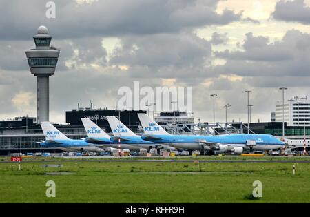 Der internationale Flughafen Schiphol Amsterdam mit KLM Flugzeuge, Amsterdam, Nordholland, Niederlande Stockfoto