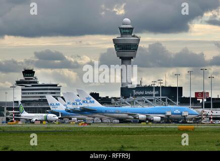 Der internationale Flughafen Schiphol Amsterdam mit KLM Flugzeuge, Amsterdam, Nordholland, Niederlande Stockfoto