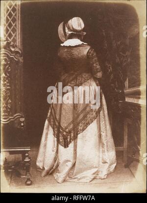 Lady Ruthven. Artist: David Octavius Hill (Britisch, Perth, Schottland 1802-1870 Edinburgh, Schottland); Robert Adamson (Britisch, St. Andrews, Schottland 1821-1848 St. Andrews, Schottland). Abmessungen: 19,9 x 15 cm (7 13/16 x 5 7/8 in.). Fotografie Studio: Hill und Adamson (British, 1843-1848) aktiv. Datum: Ca. 1845. Die überwiegende Mehrheit von Hill und Adamson Fotografien zeigen die Minister der Freien Kirche, bemerkenswerte Bewohner von Edinburgh und verehrte Besucher, oder die Hardy fischerfamilien von Newhaven und Saint Andrews. Gelegentlich, vor allem in den Porträts der Minister - nüchtern und alle gekleidet Stockfoto