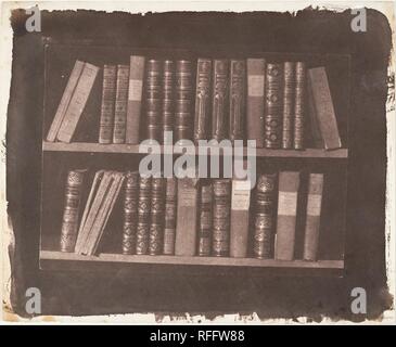 Eine Szene in einer Bibliothek. Künstler: William Henry Fox Talbot (Briten, Dorset 1800-1877 Lacock). Abmessungen: Bild: 13,3 x 18 cm (5 1/4 x 7 1/16 in. ). Datum: vor dem 22. März 1844. Eine außergewöhnliche Studenten erste in Harrow und später in Cambridge, Talbot war ein Mann von großer Lern- und breiten Interessen. Mathematik, Astronomie, Physik, Botanik, Chemie, Ägyptologie, Philologie, und die Klassiker waren alle im Rahmen seiner investigativen Appetit. Die Philosophische Zeitschrift, miscellanies von Wissenschaft, Botanische Schriften, Sitten und Gebräuche der Alten Ägypter, Philologische Essays, Poetae minores Stockfoto