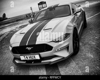 Ein aktuelles Modell der 5. Generation Ford Mustang Sport Auto an einer Oldtimer-veranstaltung in Great Yarmouth Stockfoto