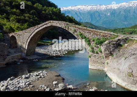 Osmanische Steinbogenbrücke Ura e Katiut, Fluss Lengarica, Benja, Albanien, Benje Stockfoto