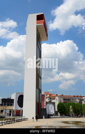 Aussichtsturm der Rote Turm am Theaterplatz, Korca, Albanien, Korça Stockfoto