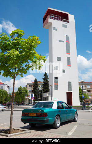 Mercedes Taxi vor der Aussichtsturm der Rote Turm am Theaterplatz, Korca, Albanien, Korça Stockfoto