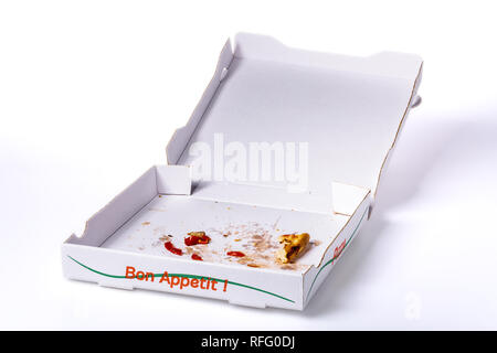 Pizza Box mit einigen Resten auf weißem Hintergrund, clipping path enthalten Stockfoto