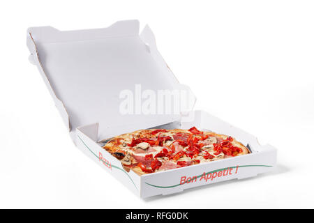 Öffnen Lieferung Box mit Pizza auf weißem Hintergrund, Clipping-Pfad enthalten Stockfoto