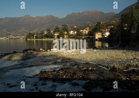 Blick auf die Berge von Sulzano am Iseo See in Italien Stockfoto
