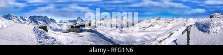 Panorama Blick auf das Matterhorn und Walliser Alpen massiv vom Gornergrat Stockfoto