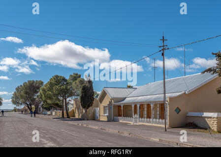 FRASERBURG, SÜDAFRIKA, August 7, 2018: eine Straße, Szene, mit historischen Häusern, in Fraserburg in der Northern Cape. Menschen sind sichtbar Stockfoto