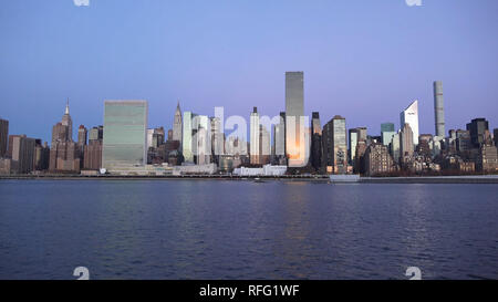 Skyline von Manhattan mit dem Empire State Building über den Hudson River, New York City 2019 Stockfoto