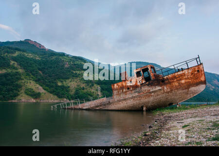 Alten rostigen verlassenes Schiff in Studen Kladenec Dam, Bulgarien Stockfoto