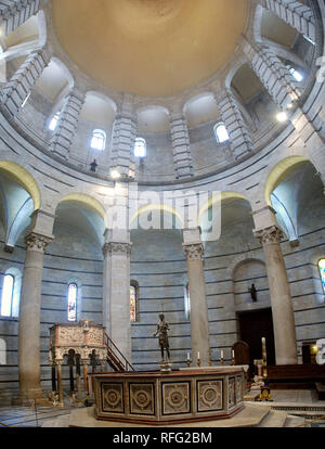 Pisa Baptisterium von St. John (Pisa Baptisterium) an der Piazza dei Miracoli (Piazza del Duomo) Innenraum mit achteckigen Font von Guido Bigarelli da Como Stockfoto