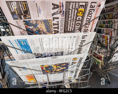 PARIS, Frankreich, 16.Juli 2018: die Reihe der internationalen Zeitung kündigte Frankreich Meister Titel nach der französischen Fußball-Nationalmannschaft gewann ihre FIFA World Stockfoto