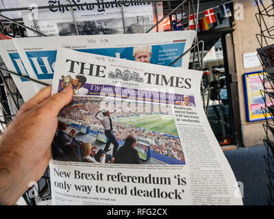 PARIS, Frankreich, 16.Juli, 2018: Der Mann, der mal Einkaufen mit Emmanuel Längestrich auf dem Deckel Zeitung kündigte Frankreich Meister Titel nach dem französischen nationalen Fuß Stockfoto