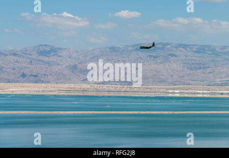 Flugzeug über dem Toten Meer Strand an einem sonnigen Tag. Israel Stockfoto