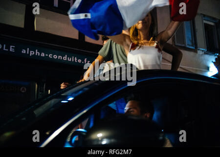 Straßburg, Frankreich - Juli 10, 2018: Freunde im Auto mit Flagge Frankreich Feier nach dem Sieg von Frankreich qualifizieren sich für die Endrunde der FIFA Fußball-Weltmeisterschaft 2018 nach ihrem Sieg Stockfoto
