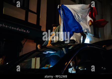 Straßburg, Frankreich - Juli 10, 2018: Freunde im Auto mit Flagge Frankreich Feier nach dem Sieg von Frankreich qualifizieren sich für die Endrunde der FIFA Fußball-Weltmeisterschaft 2018 nach ihrem Sieg Stockfoto
