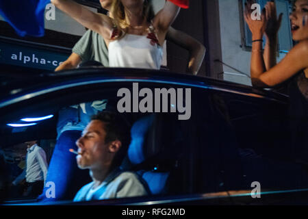 Straßburg, Frankreich - Juli 10, 2018: Freunde im Auto mit Flagge Frankreich Feier nach dem Sieg von Frankreich qualifizieren sich für die Endrunde der FIFA Fußball-Weltmeisterschaft 2018 nach ihrem Sieg Stockfoto