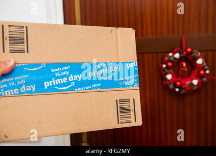 PARIS, Frankreich - 12 Jul, 2108: Hand, die neben Amazon Prime Tag Karton Paket mit speziellen blauen Klebeband für die Prime Tag mit einem Tag der Angebote, Rabatte und unverschämte Shopping Stockfoto