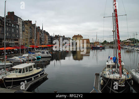 Der Hafen von Le Havre (Frankreich) an einem bewölkten Tag. Honfleur ist eine französische Gemeinde im Département im Nordwesten von Frankreich Stockfoto