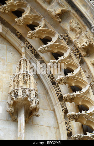 Detail der St. Leonard's Church, Honfleur, Frankreich, mit einem spätgotischen Stil Fassade. Honfleur ist eine französische Gemeinde im Département Nord Stockfoto