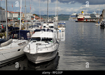 Segelboot im Hafen von Bergen. Bergen ist eine Stadt in Südschweden an der Westküste von Norwegen Stockfoto