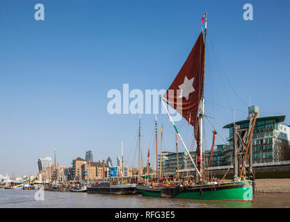 Thames Lastkahn auf Thanes in London Stockfoto