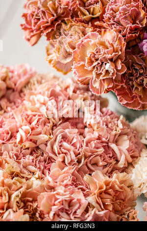 Carnation Blüten von verschiedenen Sorten und Farben. Bündel Pastelltönen. Das Konzept der Floristen in einem Blumenladen. Tapete. Stockfoto