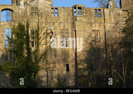 Dunfermline Abbey mit Palast Wand an einem sonnigen Dezember Tag, Fife, Schottland Stockfoto