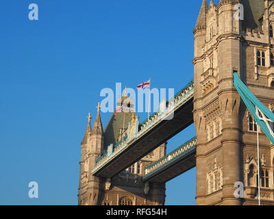 Englische Flagge und Union Jack winken auf der Tower Bridge - London - UK Stockfoto