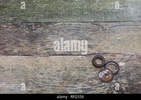 Verwitterte Palette Holz Bretter als Hintergrund mit rostigen Stahl Scheiben in der rechten unteren Ecke platziert. Stockfoto