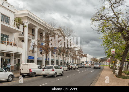 Stellenbosch, Südafrika, 16. AUGUST 2018: eine Straße, Szene, mit Gebäuden und Fahrzeugen, in Bird Street in Stellenbosch in der Provinz Western Cape Stockfoto